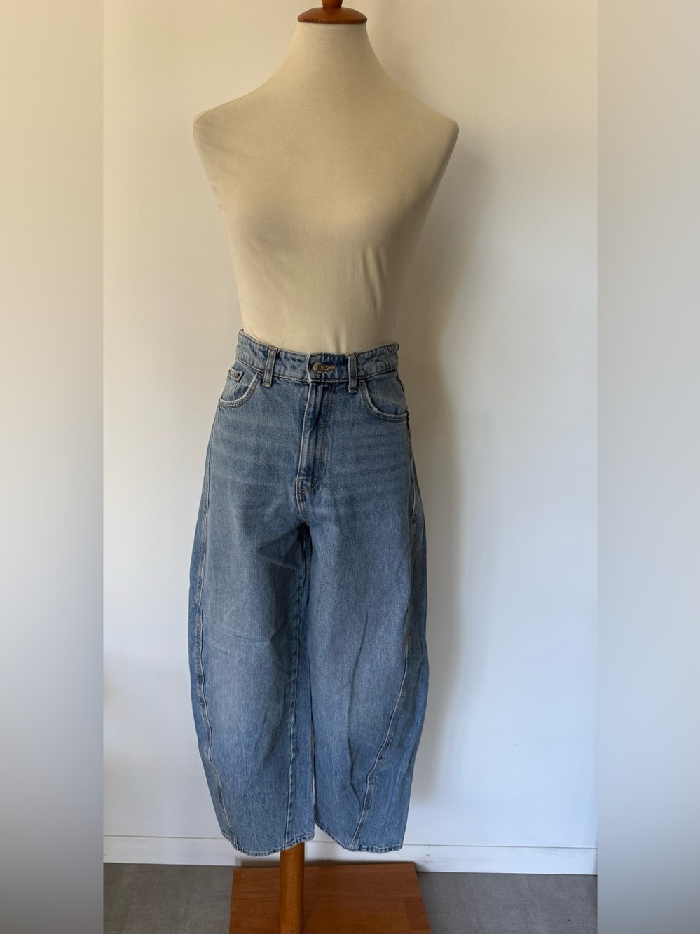 Zara Light Wash barrel leg Boyfriend Jeans in Blue
